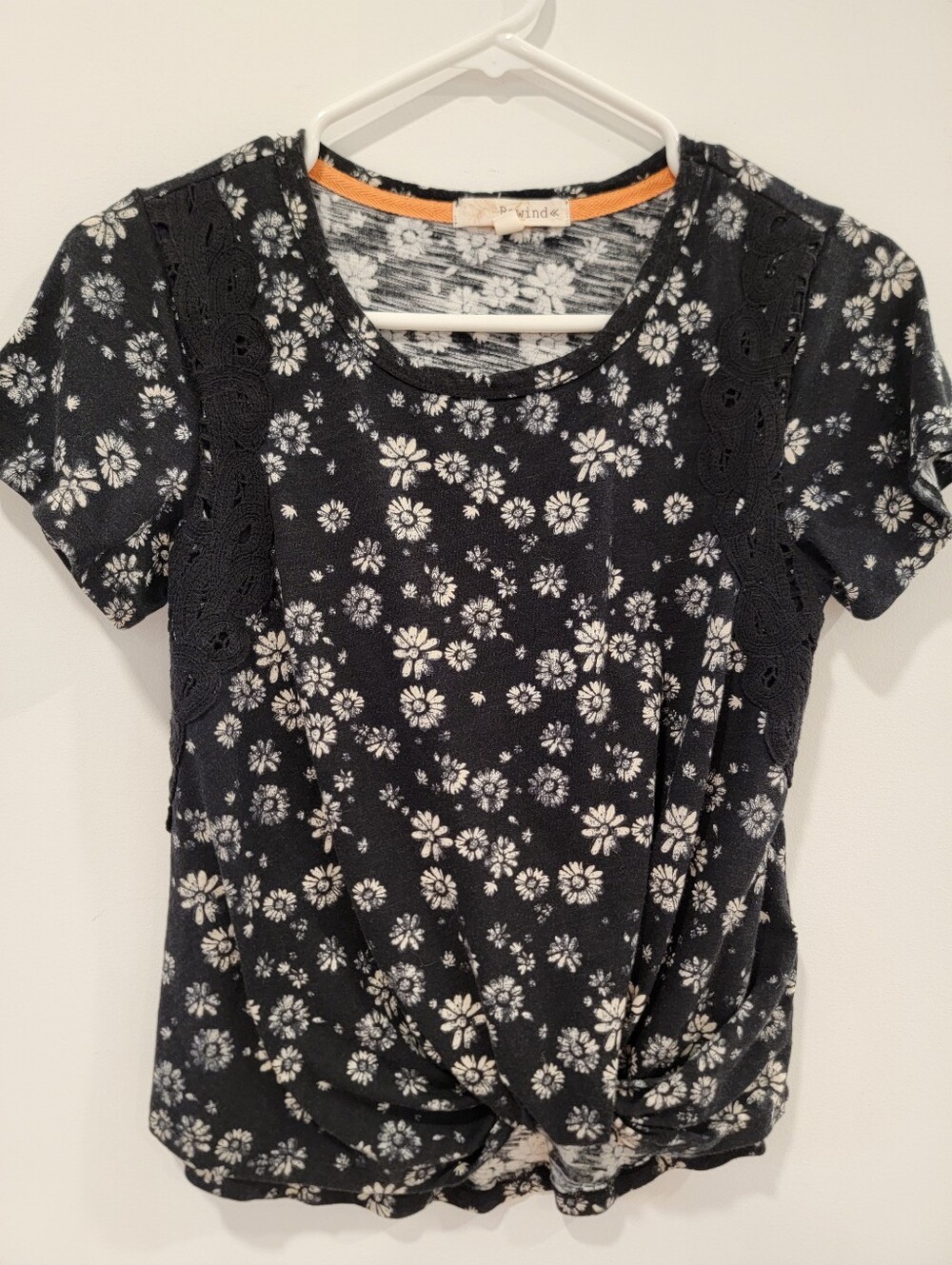 Rewind Black and White Floral Short Sleeve Twist Front Tee Small